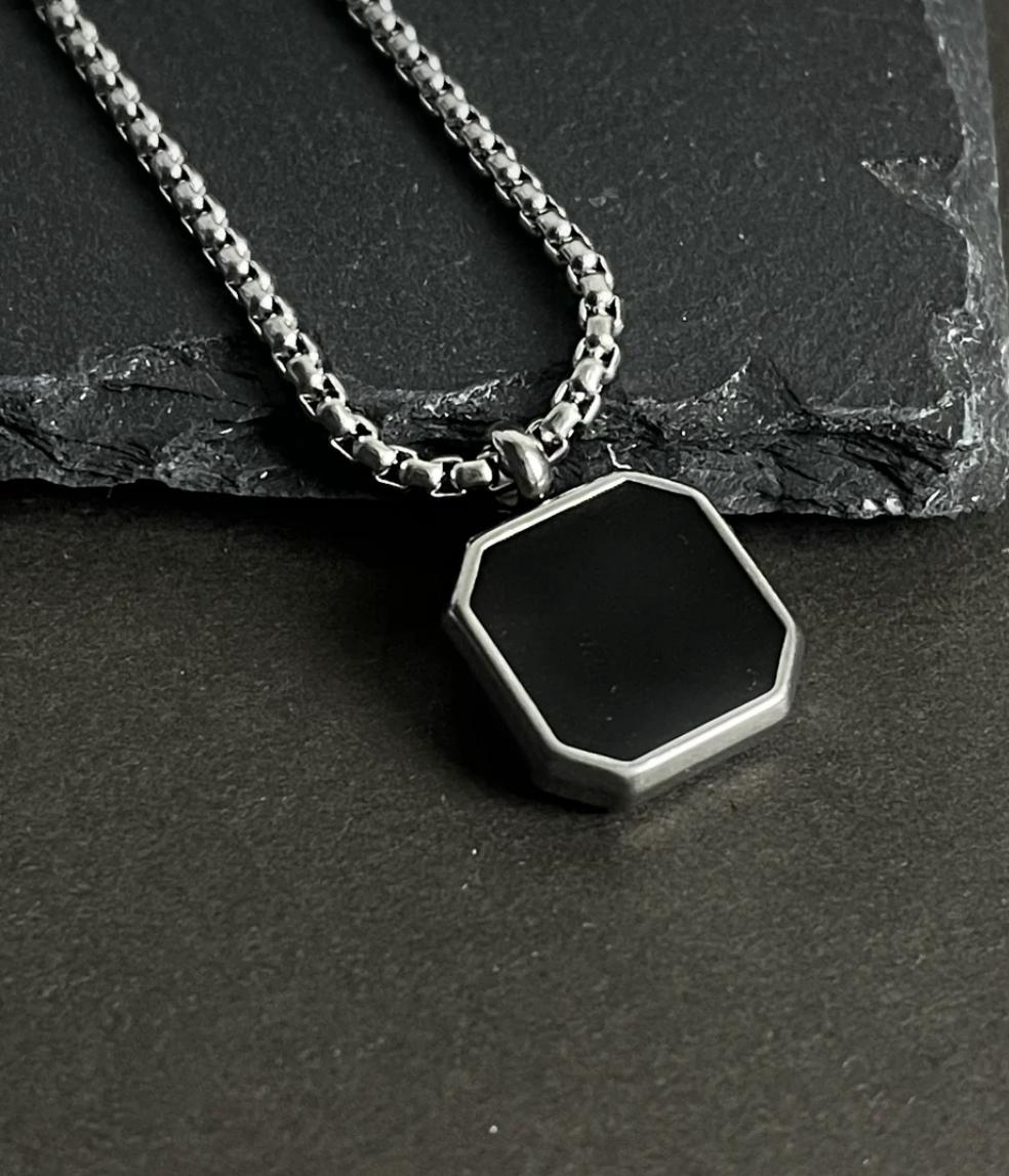 ONYX SQUARE PENDANT